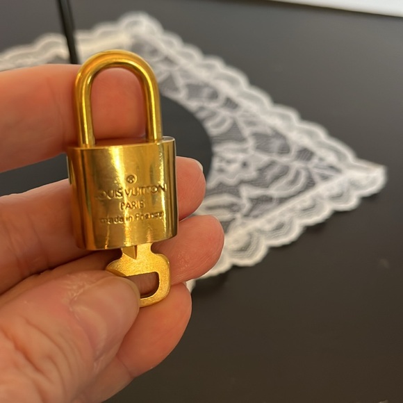 Louis Vuitton Lock and Key # 304 - Picture 4 of 6